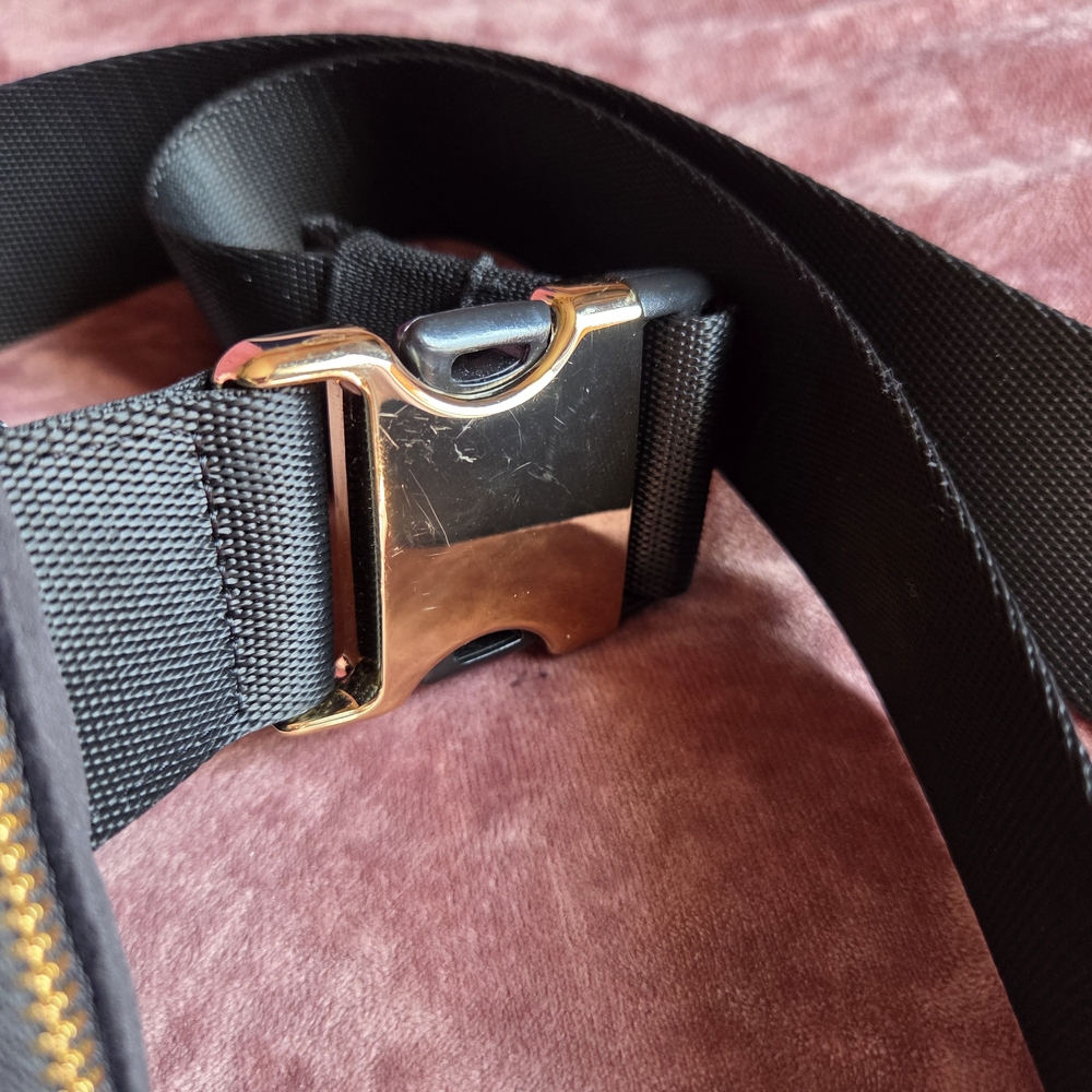 Lululemon Velour Belt Bag 1L Black/Gold - Picture 4 of 12